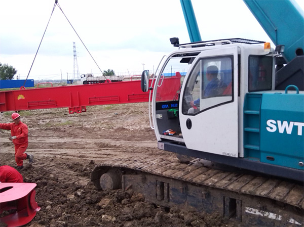 油田好帮手——ezweb易利娱乐平台智能伸缩臂履带起重机