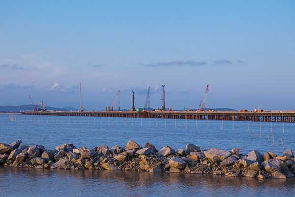 入海深110米！ezweb易利娱乐平台智能旋挖钻机助建飞云江特大桥