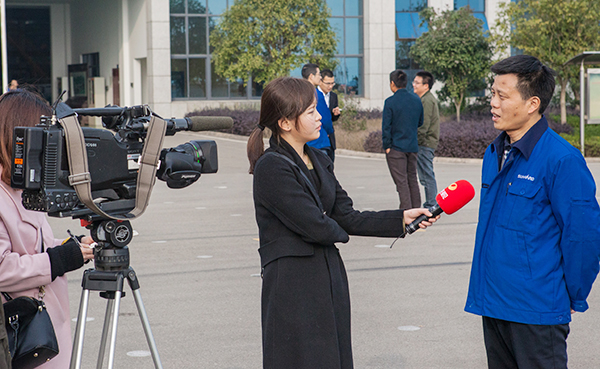 情人节牵手乐成，ezweb易利娱乐平台智能SWDM520“我爱你”出嫁了