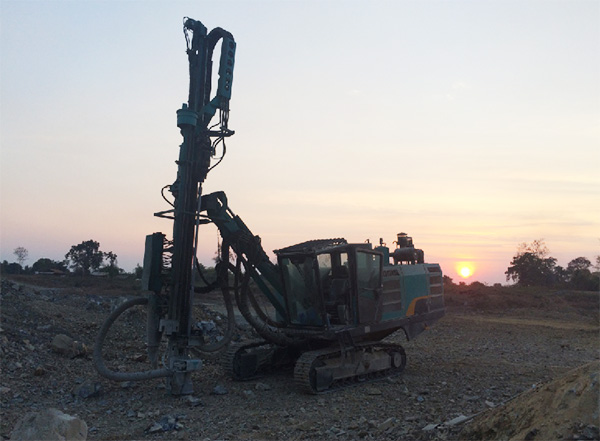 湄公河上的硬汉！ezweb易利娱乐平台智能露天钻车展中国制造魅力