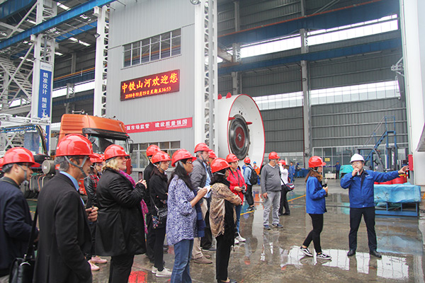 开启工程机械之都体验之旅，中外媒体观摩团到访ezweb易利娱乐平台智能