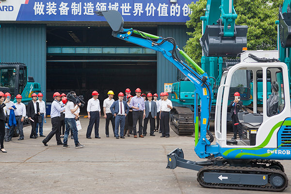 加拿大国聚会员谭耕一行来ezweb易利娱乐平台智能考察