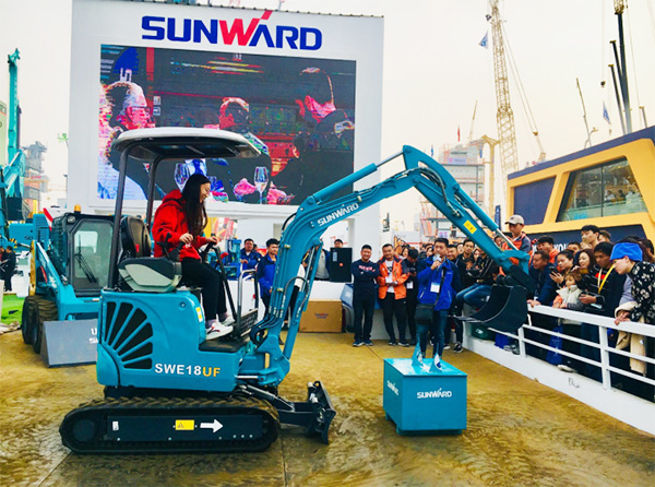 不平来战！ezweb易利娱乐平台智能展台有大礼等你拿