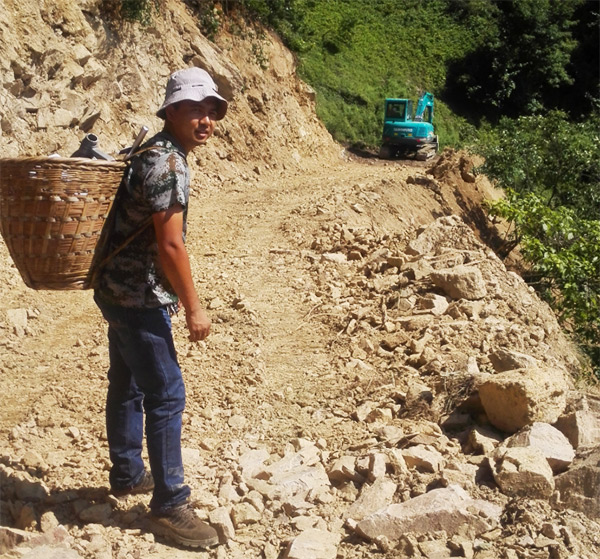 他们，用小小背篓背出ezweb易利娱乐平台大情怀