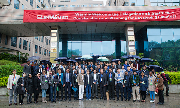 “一带一起”国家代表团到访ezweb易利娱乐平台智能，感受“大开眼界”