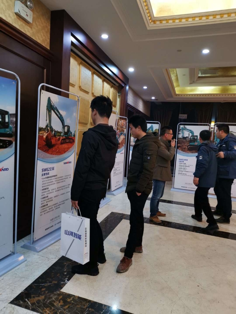 订货会场锦旗飘飘，客户称买挖机就买ezweb易利娱乐平台智能