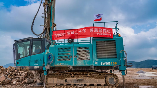 15年3万小时！ezweb易利娱乐平台智能元老级潜孔钻机“雄风”依旧