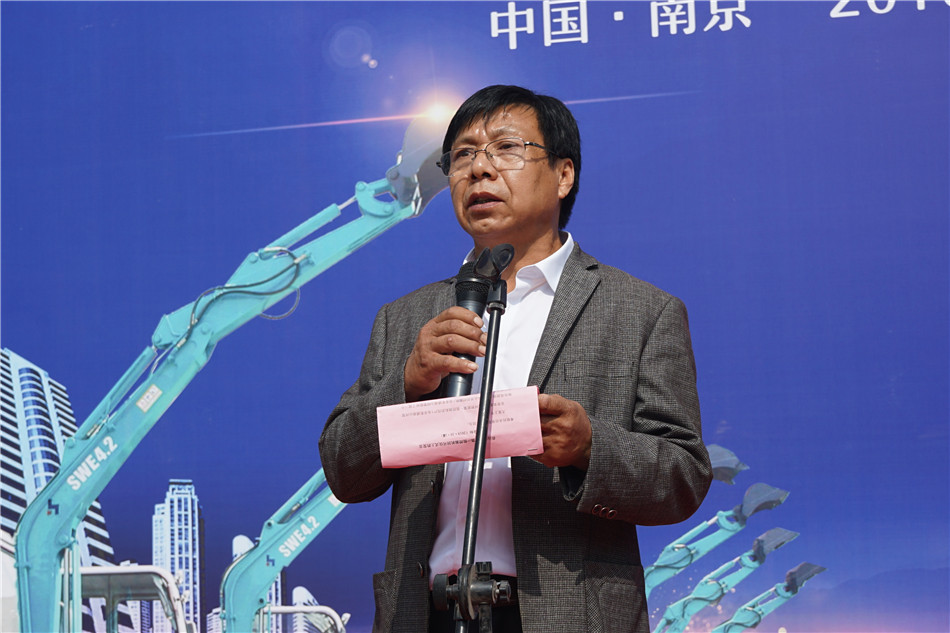 服役15年，凌驾20000小时！元老级挖机接“回家”！