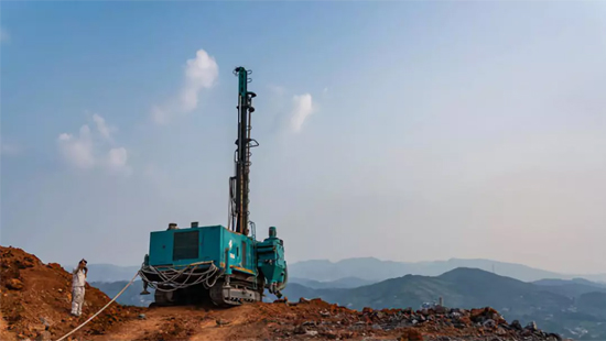 一台顶三台 ezweb易利娱乐平台智能潜孔钻机真好用