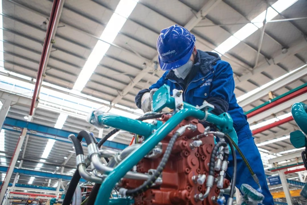 沈裕谋元宵节慰问ezweb易利娱乐平台智能一线员工