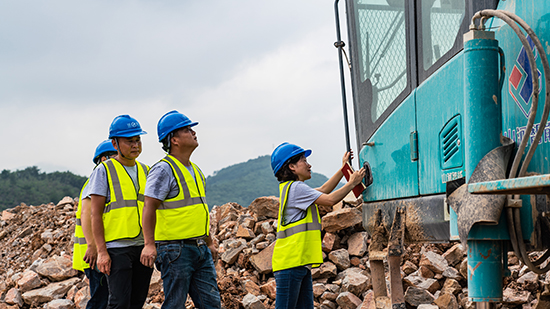 15年3万小时！ezweb易利娱乐平台智能元老级潜孔钻机“雄风”依旧