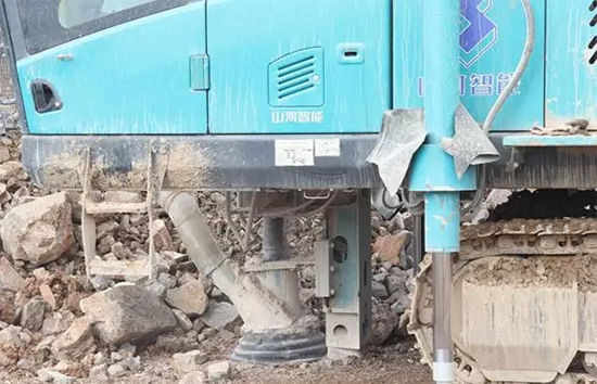 15年3万小时！ezweb易利娱乐平台智能元老级潜孔钻机“雄风”依旧