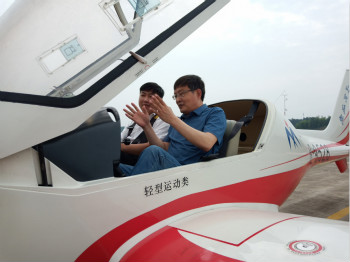 呼伦贝尔城投集团董事长柴冠辉率团考察ezweb易利娱乐平台科技