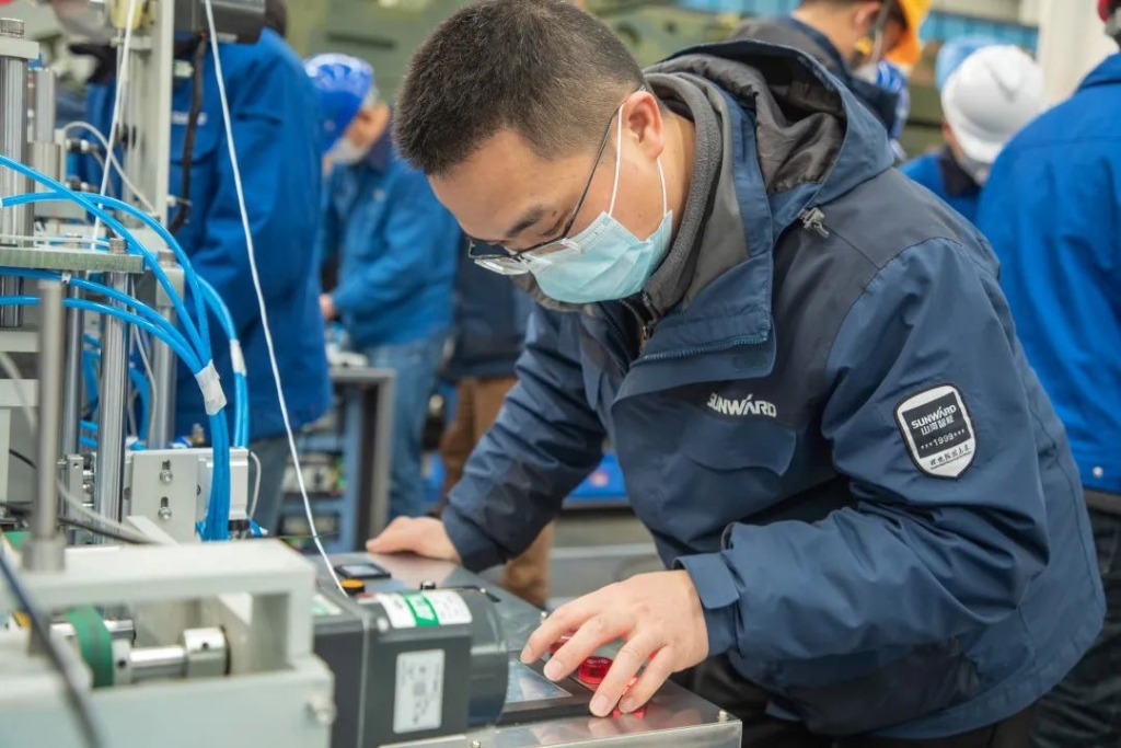 ezweb易利娱乐平台智能首台口罩机交付客户