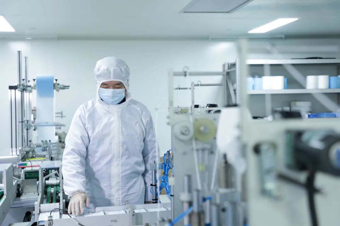 ezweb易利娱乐平台智能首批10万只自产口罩发放客户