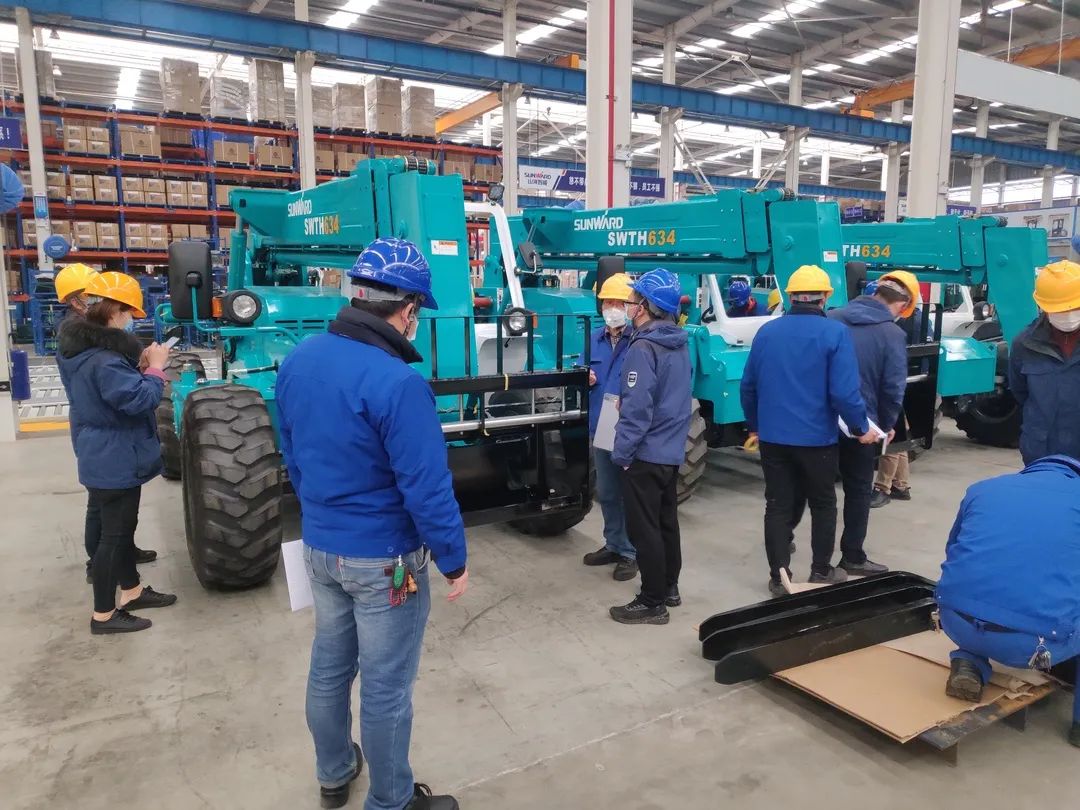 ezweb易利娱乐平台智能新品叉装车批量下线发往美国