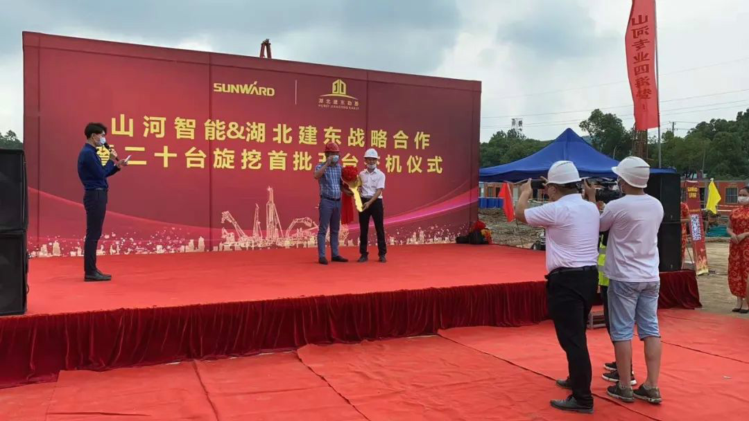 扬帆荆楚大地——ezweb易利娱乐平台智能旋挖钻机批量交付