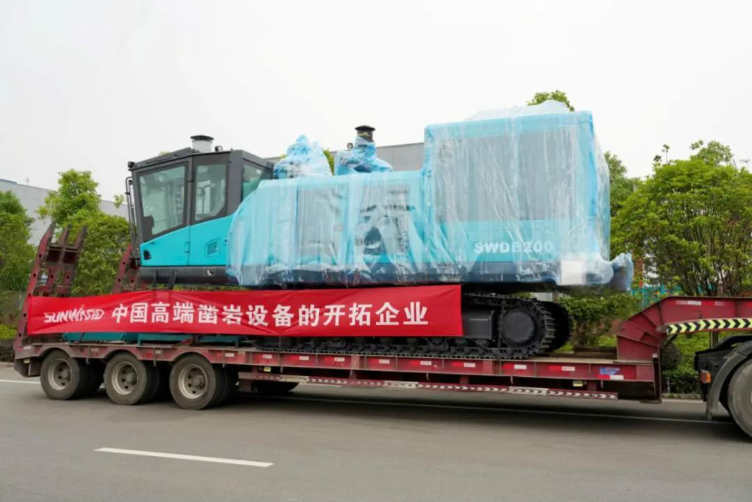 ezweb易利娱乐平台智能大孔径凿岩装备批量出口中东