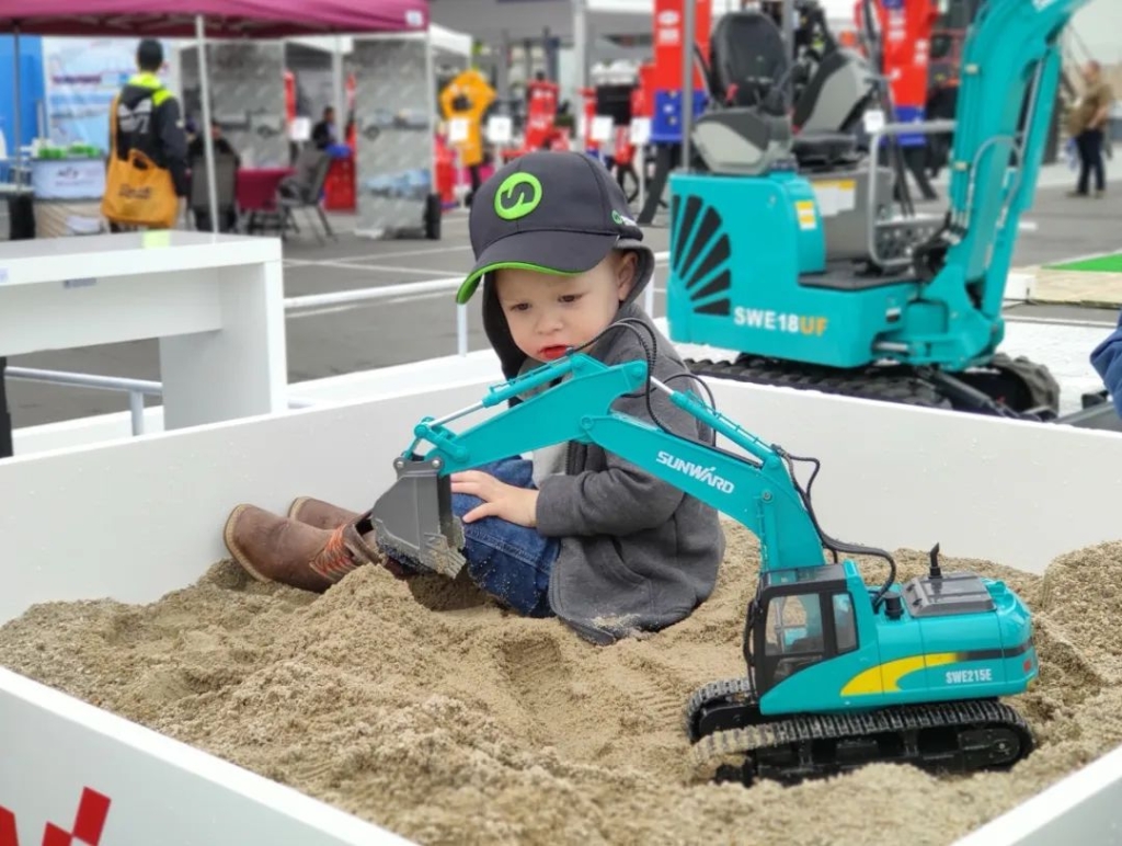 ezweb易利娱乐平台智能全新亮相美国工程机械展