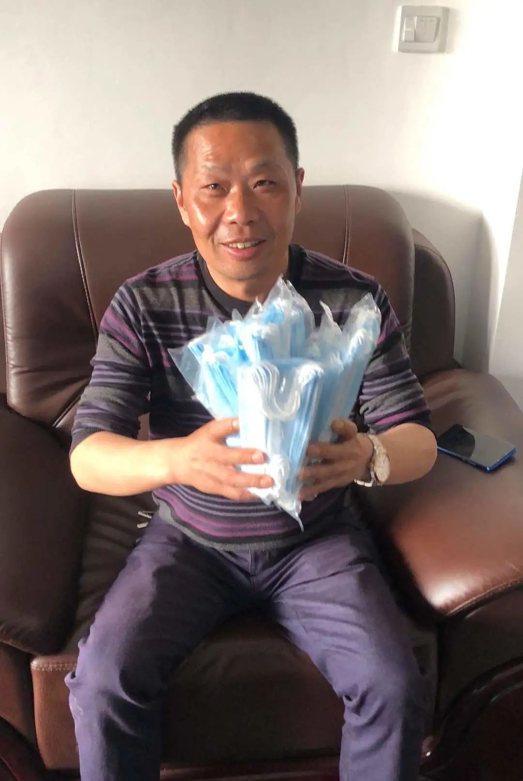 ezweb易利娱乐平台智能首批10万只自产口罩发放客户