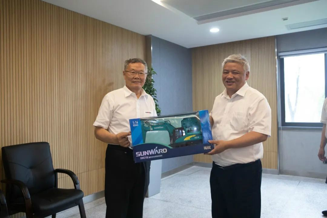 湖南黄金集团董事长黄启富一行考察ezweb易利娱乐平台智能