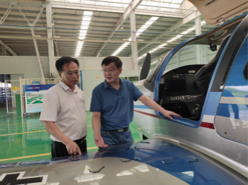 呼伦贝尔城投集团董事长柴冠辉率团考察ezweb易利娱乐平台科技