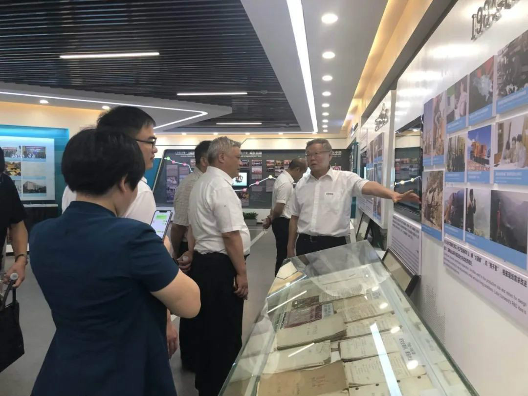 湖南黄金集团董事长黄启富一行考察ezweb易利娱乐平台智能