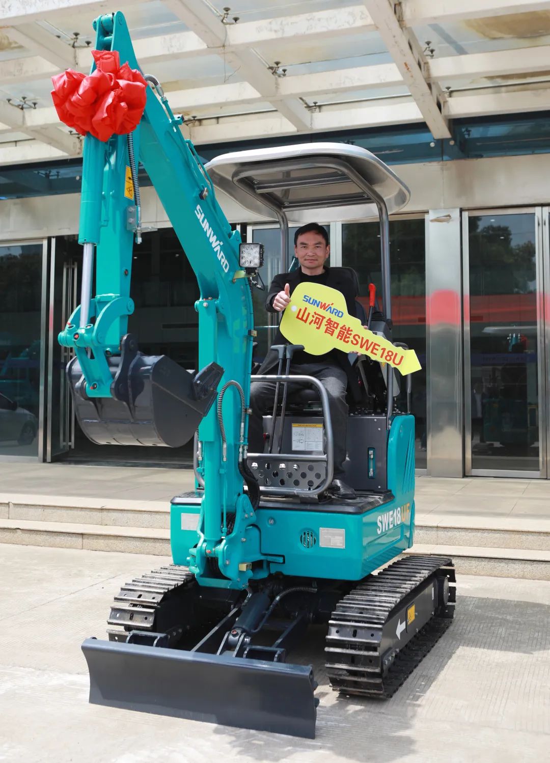 赠机仪式如约而至，ezweb易利娱乐平台智能与您偕行