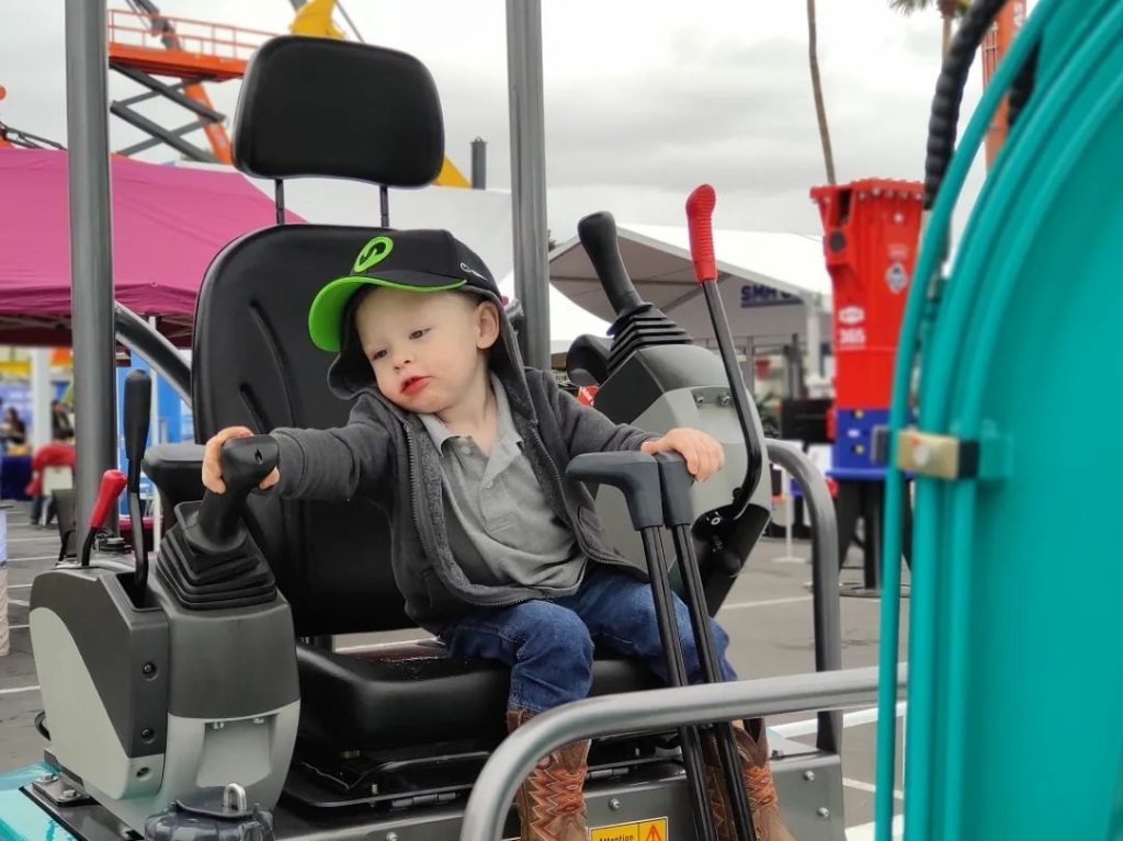 ezweb易利娱乐平台智能全新亮相美国工程机械展