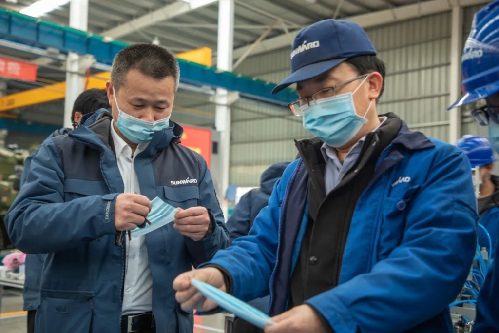 ezweb易利娱乐平台智能首台口罩机交付客户