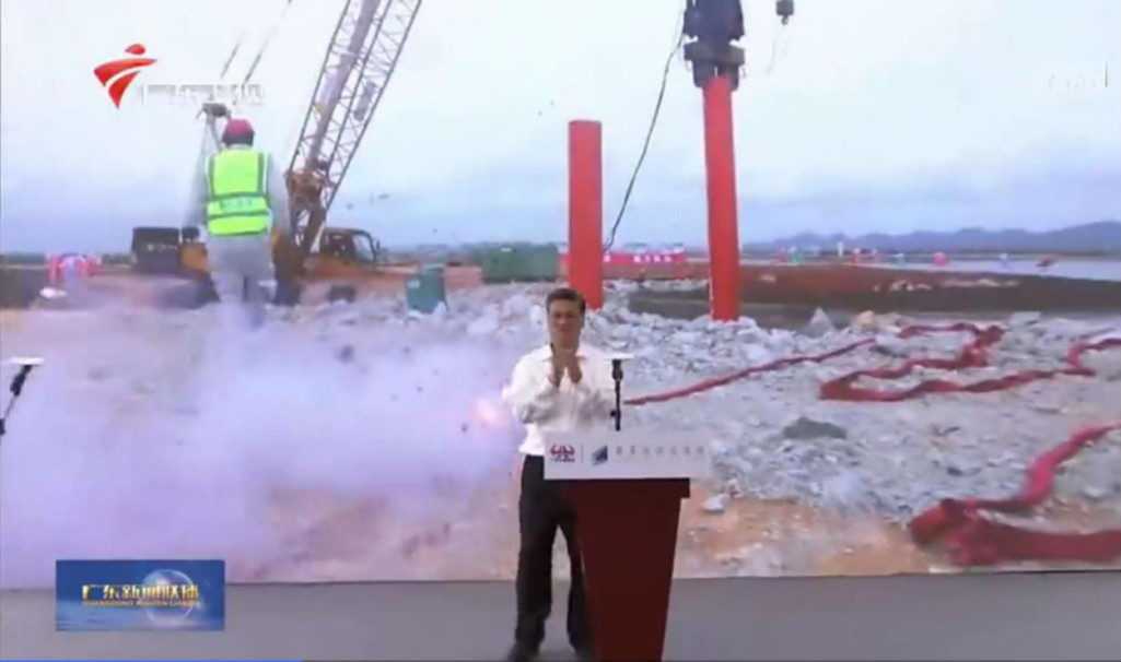 大湾区又一跨海“大桥”开工，ezweb易利娱乐平台智能挖掘机“秀”美现场