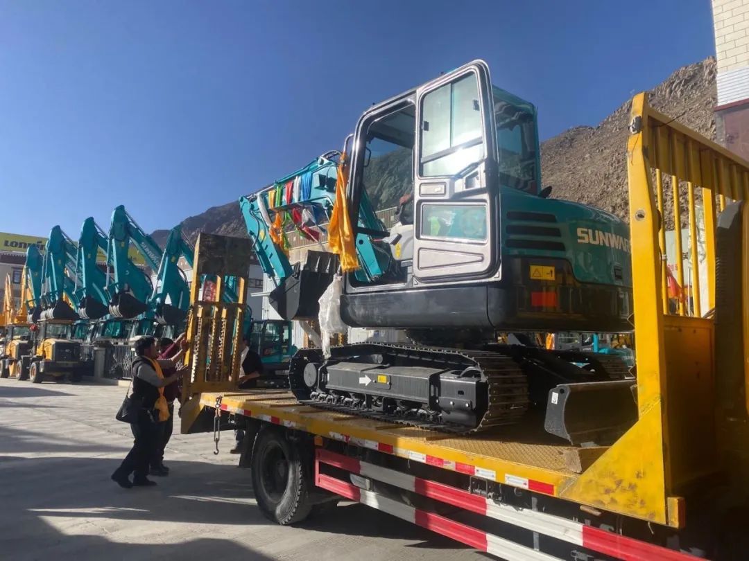 十台ezweb易利娱乐平台挖掘机交付西藏少数民族特色村寨