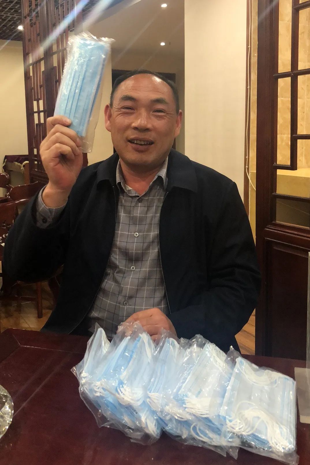 ezweb易利娱乐平台智能首批10万只自产口罩发放客户