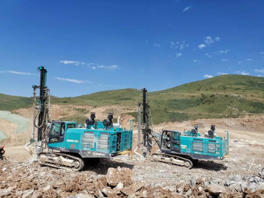 凿岩效劳见缝插针 ezweb易利娱乐平台关爱无微不至——ezweb易利娱乐平台智能凿岩装备效劳万里行活动走进甘肃平凉