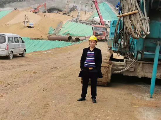 从事基础施工32年的老行家为ezweb易利娱乐平台智能旋挖钻机代言