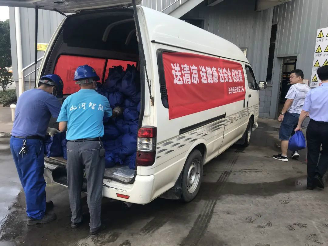 夏日炎炎送清凉，区总眷注暖人心