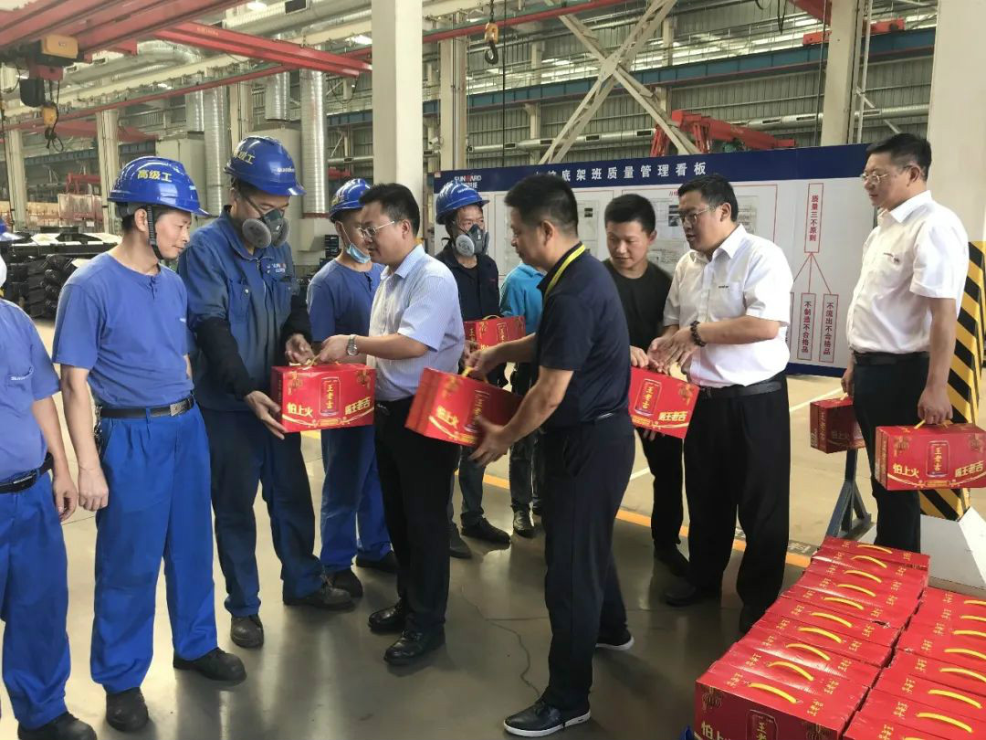 夏日炎炎送清凉，区总眷注暖人心