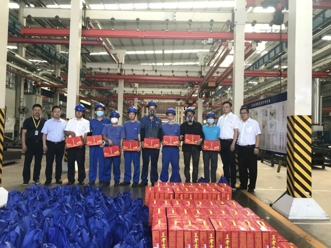 夏日炎炎送清凉，区总眷注暖人心