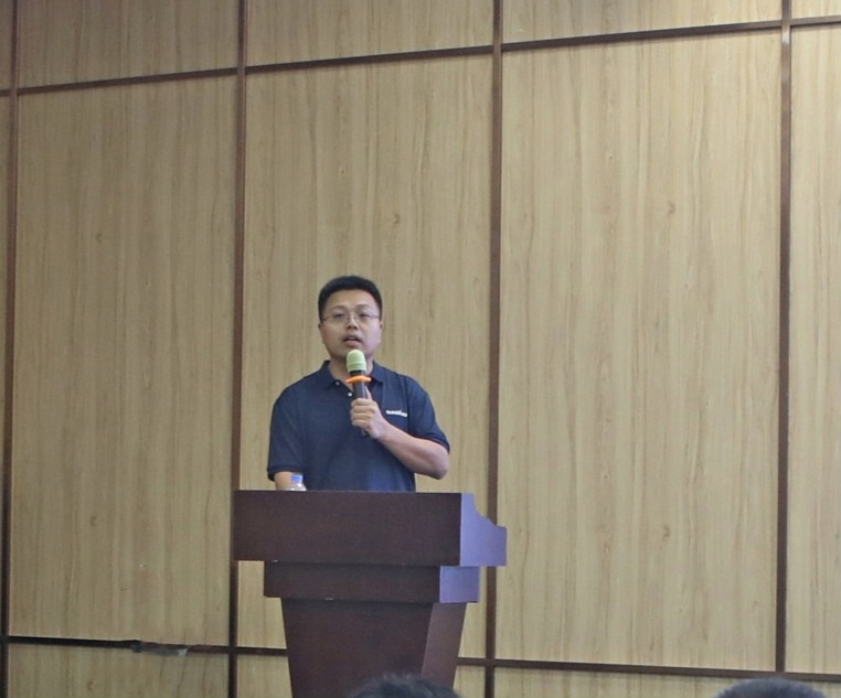 以强执行力聚焦基础能力建设 向挖掘机万台俱乐部迈进——ezweb易利娱乐平台智能2020年挖掘机经销商半年度聚会圆满召