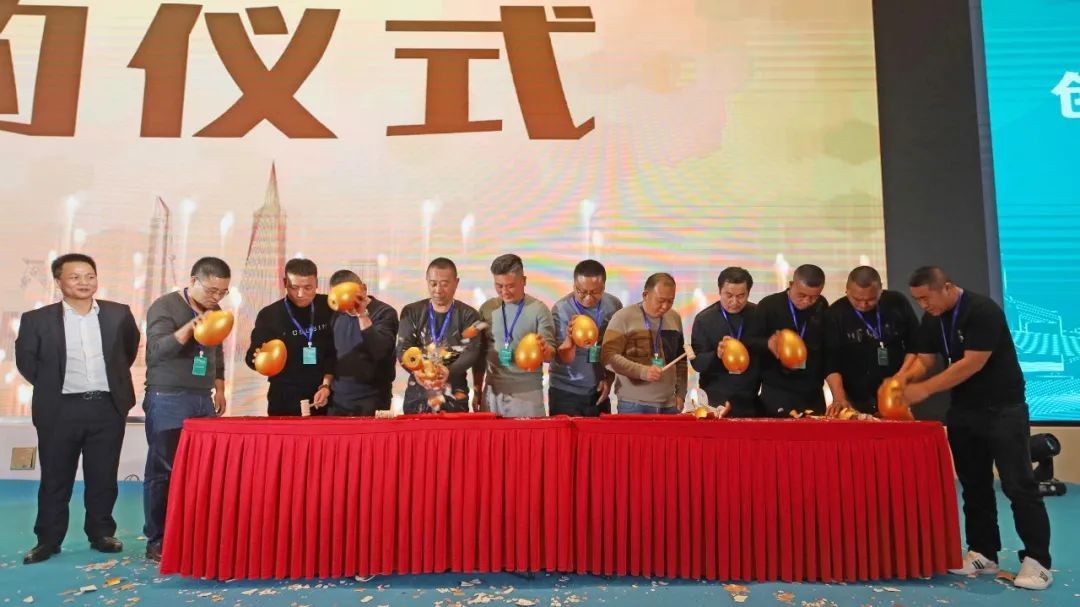 百台装备，成交额3.6亿！ezweb易利娱乐平台智能“圈粉”六朝古都