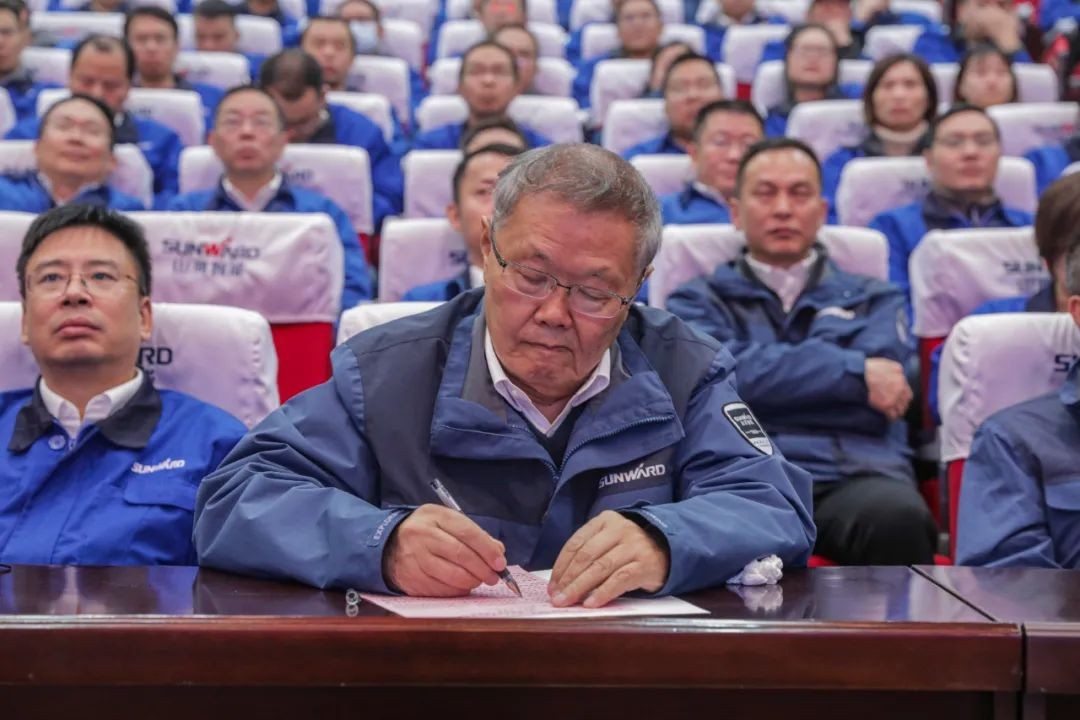 ezweb易利娱乐平台智能召开天下劳动模范郝鹏载誉归来分享会