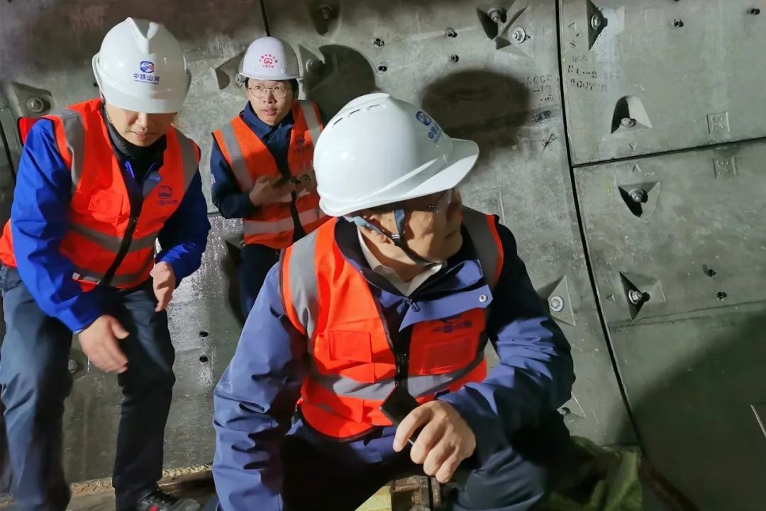 何清华亲临中铁ezweb易利娱乐平台盾构施工项目指导事情