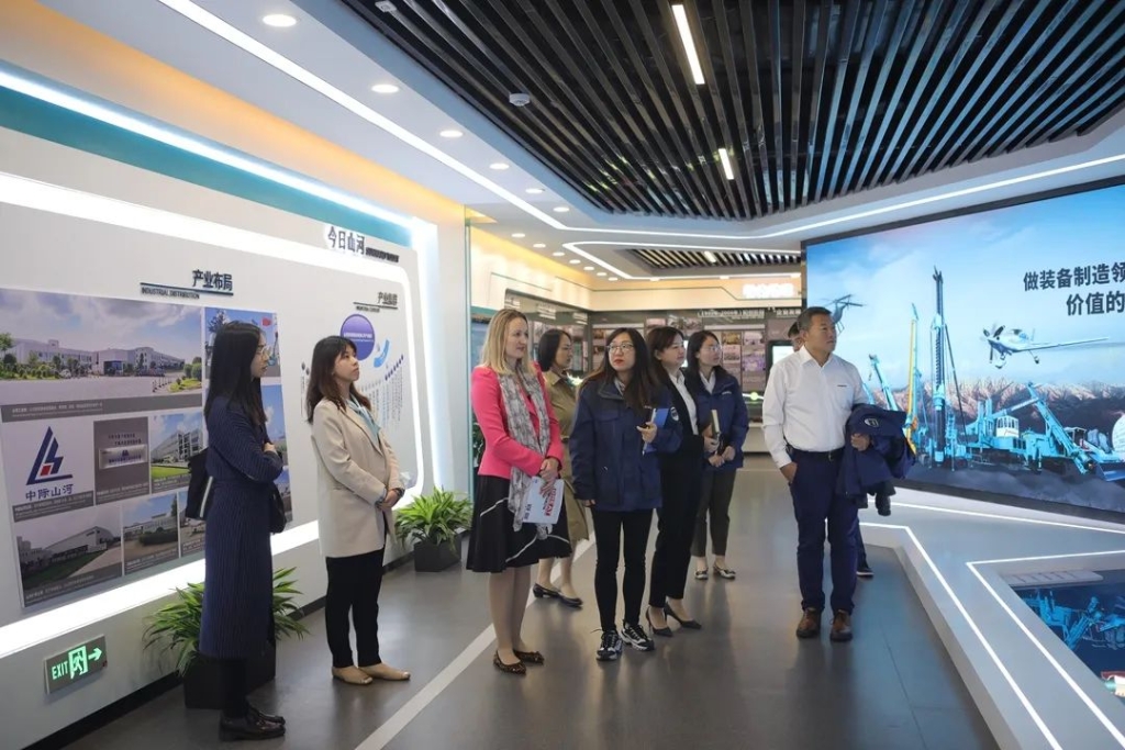 英国驻广州总领事贺颂雅考察ezweb易利娱乐平台智能