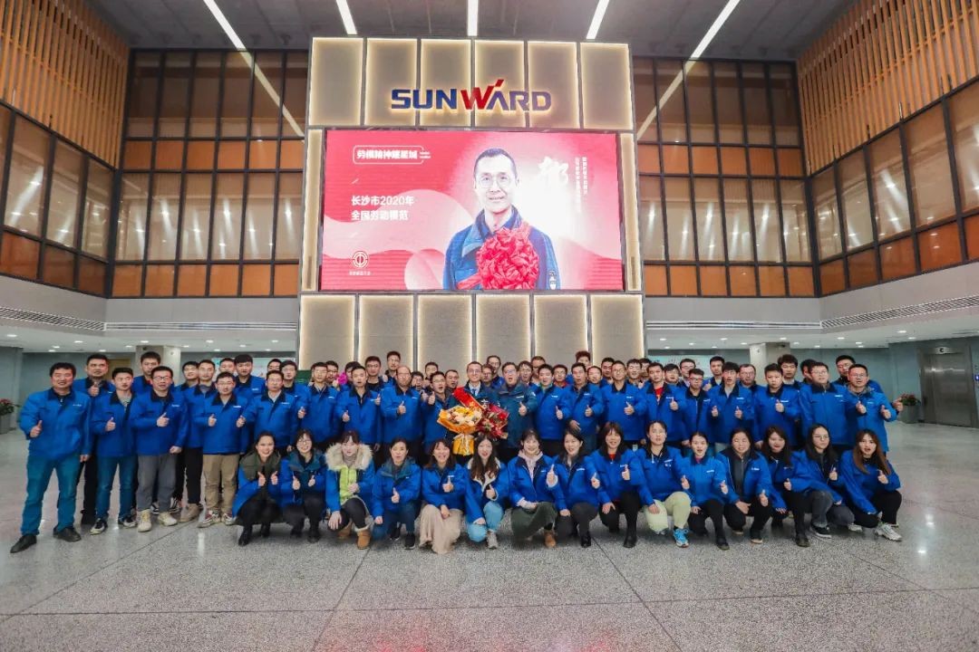 ezweb易利娱乐平台智能召开天下劳动模范郝鹏载誉归来分享会