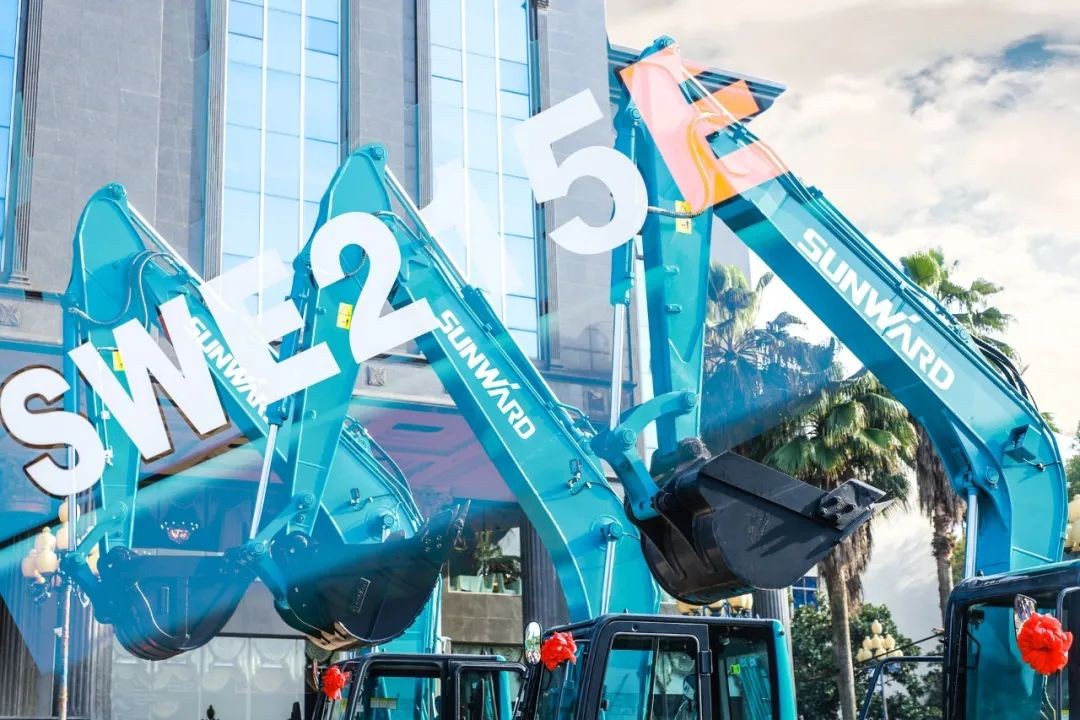 ezweb易利娱乐平台智能挖掘机春季订货会长沙会场侧记