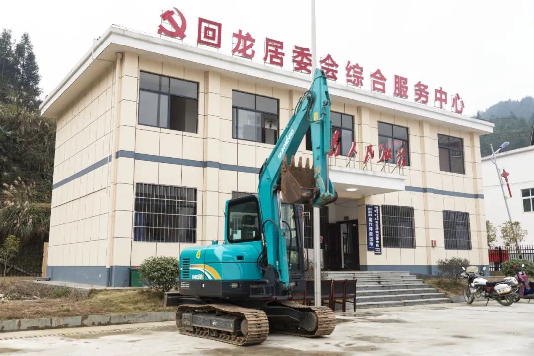 校企相助精准扶贫，产教融合振兴墟落 | ezweb易利娱乐平台智能向相助院校对口扶贫点捐赠挖掘机