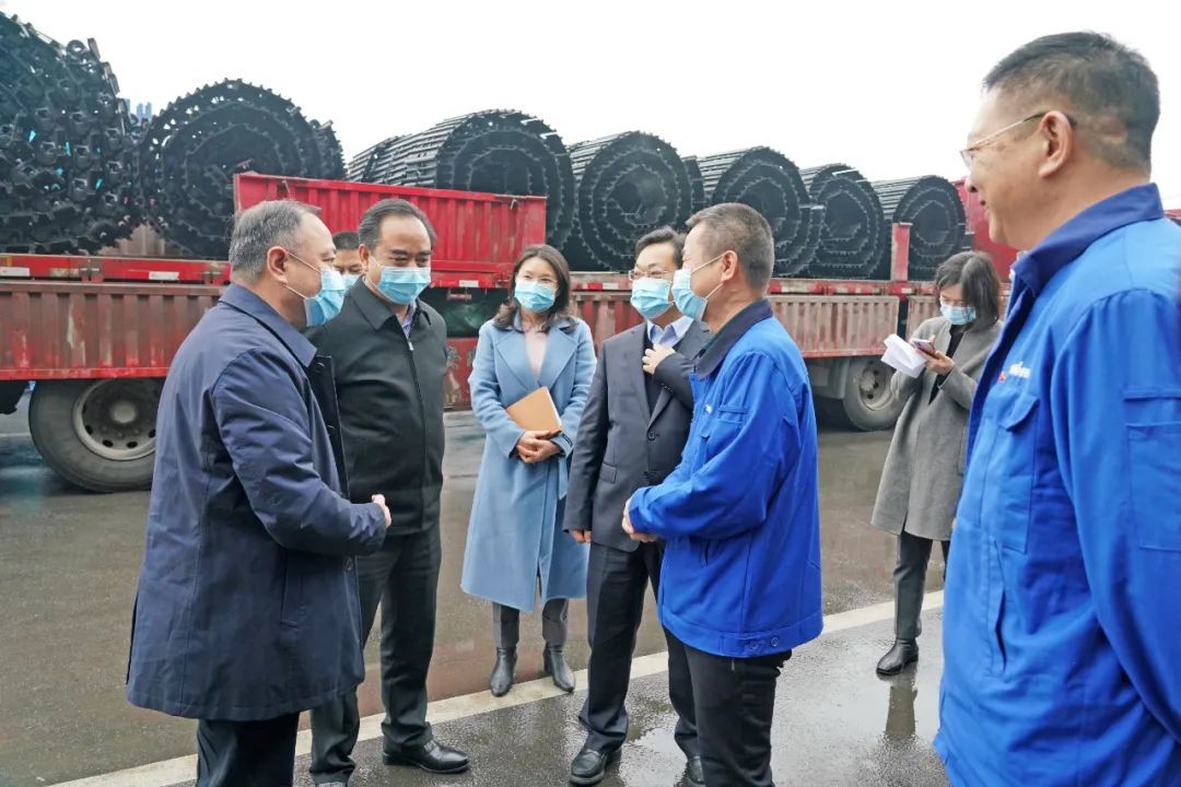 张庆红慰问ezweb易利娱乐平台智能难题党员