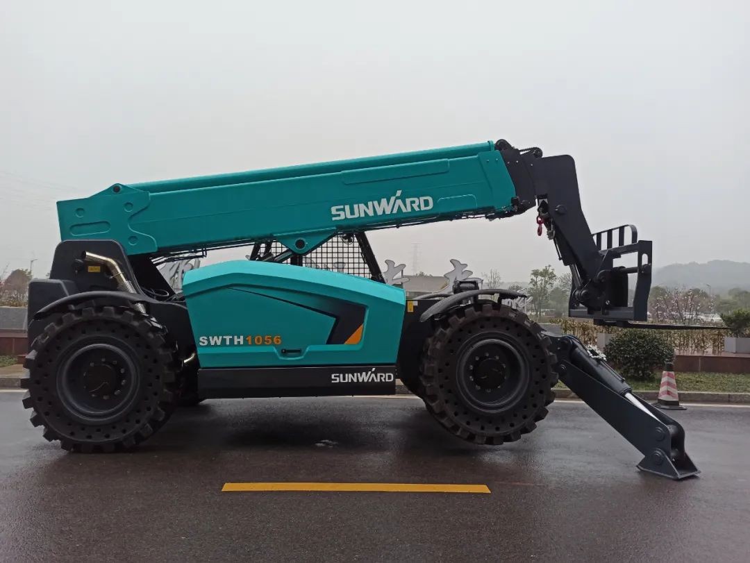 ezweb易利娱乐平台智能SWTH1056伸缩臂叉装车新机下线