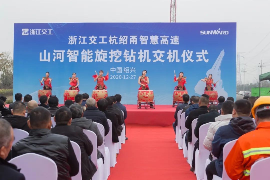 ezweb易利娱乐平台智能旋挖钻机周全参建中国首条智慧高速公路