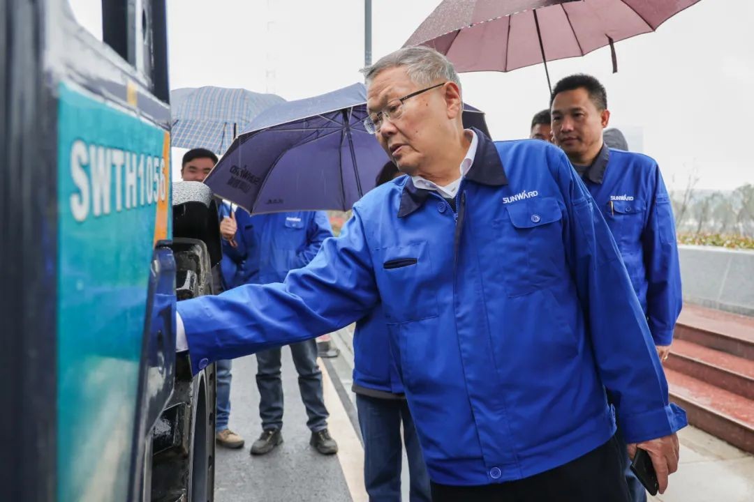 ezweb易利娱乐平台智能SWTH1056伸缩臂叉装车新机下线